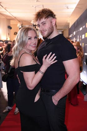 Marlisa Rudizo aka Mrs. Marlisa mit Freund William Raab bei der ERIC SINDERMANN IKONE FASHION SHOW im Hofbräu Wirtshaus in Berlin am 20.03.2026