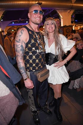 Eric Sindermann, Annemarie Eilfeld bei der ERIC SINDERMANN IKONE FASHION SHOW im Hofbräu Wirtshaus in Berlin am 20.03.2026