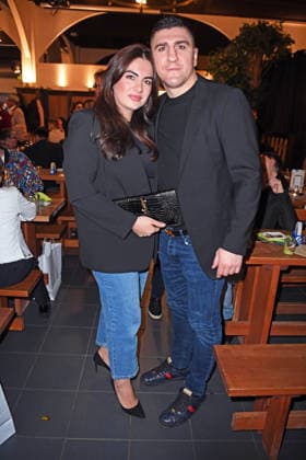 Marco Huck mit Ehefrau Amina Huck bei der ERIC SINDERMANN IKONE FASHION SHOW im Hofbräu Wirtshaus in Berlin am 20.03.2026