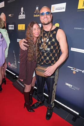 Eric Sindermann mit Freundin Chayenne bei der ERIC SINDERMANN IKONE FASHION SHOW im Hofbräu Wirtshaus in Berlin am 20.03.2026