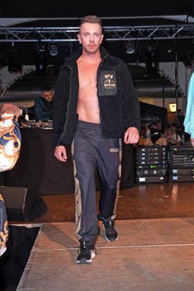Lukas Reiter (Freund von Ginger Costello-Wollersheim) bei der ERIC SINDERMANN IKONE FASHION SHOW im Hofbräu Wirtshaus in Berlin am 20.03.2026