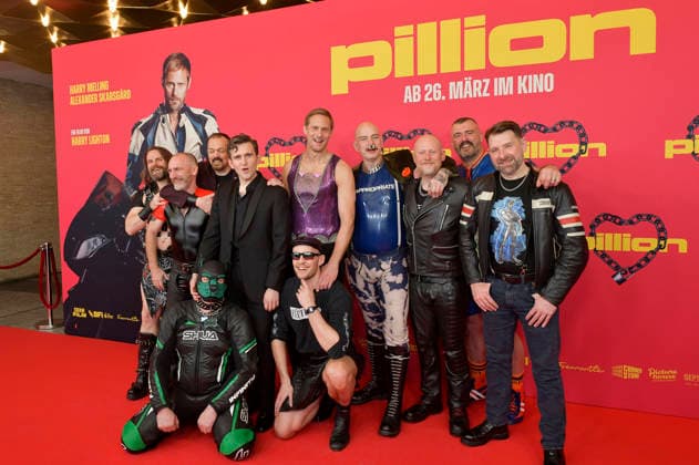 Harry Melling, Alexander Skarsgard und Harry Lighton mit dem Gay Bikers Motorcycle Club bei der Premiere des Kinofilms Pillion im Kino International. Berlin, 20.03.2026