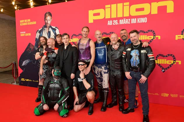 Harry Melling, Alexander Skarsgard und Harry Lighton mit dem Gay Bikers Motorcycle Club bei der Premiere des Kinofilms Pillion im Kino International. Berlin, 20.03.2026