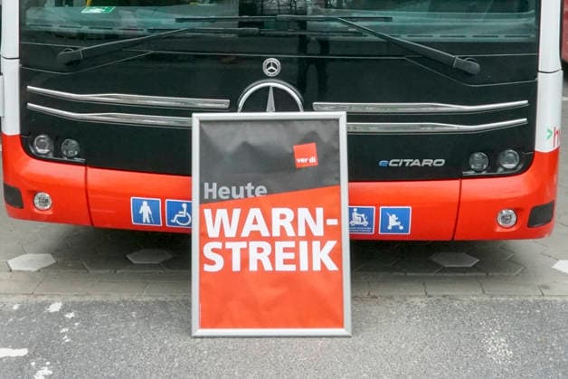 CNTV Busse stehen im Depot beim erneuten OENPV Warnstreik der Gewerkschaft ver.di bei der Hamburger Hochbahn HVV und den Verkehrsbetrieben Hamburg-Holstein (VHH) im vor dem Betriebsgelande Busse und Bahnen bleiben im Depot Samstag 21.03.2026 Hamburg Deutschland *** CNTV buses in the depot during the renewed OENPV warning strike by the ver di union at Hamburger Hochbahn HVV and Verkehrsbetriebe Hamburg Holstein VHH in front of the depot Buses and trains remain in the depot Saturday 21 03 2026 Hamburg Germany