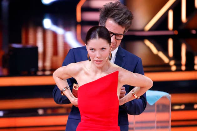 Moderator Daniel Hartwich hilft Moderatorin Victoria Swarovski bei ihrem Kleid bei der dritten Tanzshow der 19. Staffel der RTL-Tanzshow Lets Dance im Coloneum. Köln, 20.03.2026 NRW Deutschland Copyright: xChristophxHardtx