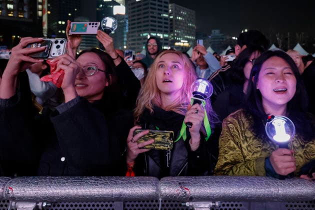 BTS Performs ARIRANG Comeback Concert at Gwanghwamun Square Fans cheer on South Korean K-pop group BTS performing BTS THE COMEBACK LIVE: ARIRANG, a free comeback concert celebrating the release of their fifth studio album, at Gwanghwamun Square in Seoul, South Korea on March 21, 2026. The concert marks the group s first full-unit comeback in four years following the completion of mandatory military service for all members. Seoul South Korea  Copyright: xMatrixxImages JungxUi-Chelx