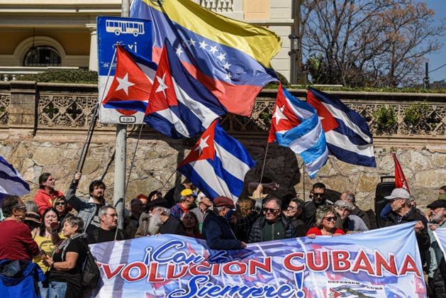 News Bilder des Tages Rally in Barcelona in support of Cuba Demonstrators carry banner with slogan With the Cuban revolution always during a rally in support of Cuba, in front of the U.S. Consulate, on March 21, 2026, in Barcelona, Catalonia Spain The protest is called by Defensem Cuba and 100 anys amb Fidel with the slogan Stop the aggression in Cuba The blockade kills MARCH 21, 2026 DEMONSTRATION Barcelona, Catalonia Barcelona, Catalonia Spain  Copyright: xAlbertoxParedesx 7384657