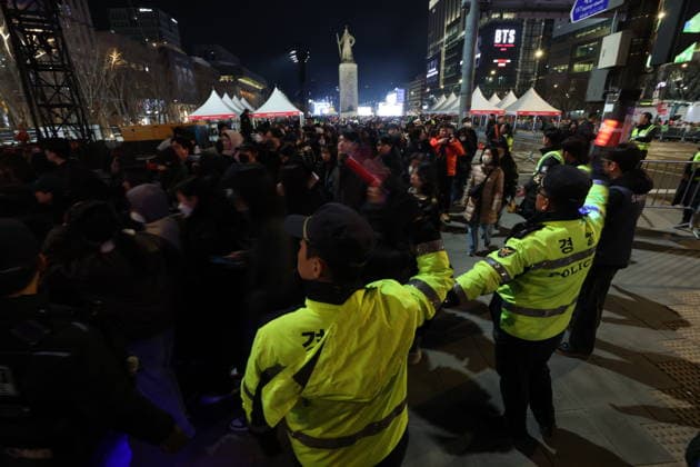 Fans leave BTS concert Fans leave BTS concert Fans move under police guidance after BTS comeback concert in Gwanghwamun Square in downtown in Seoul on March 21, 2026. (Yonhap) 2026-03-21 21:32:24 < 1980-2026 YONHAPNEWS AGENCY. .> ¼­¿ïÆ¯º°½Ã EDITORIAL USE ONLY  Copyright: xx PYH2026032109300031500 YonhapxNewsx yonphotos250700