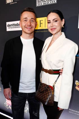 Daniel Roth mit Partnerin Nadine bei der Dr.Sindsen Fashion Show Ikone im Hofbräu Wirtshaus Berlin. Berlin, 20.03.2026