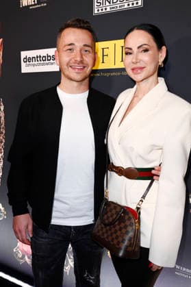 Daniel Roth mit Partnerin Nadine bei der Dr.Sindsen Fashion Show Ikone im Hofbräu Wirtshaus Berlin. Berlin, 20.03.2026