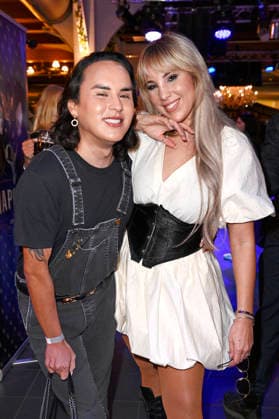 Jeldos Stecker und Annemarie Eilfeld bei der Dr.Sindsen Fashion Show Ikone im Hofbräu Wirtshaus Berlin. Berlin, 20.03.2026