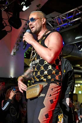 Eric Sindermann bei der Dr.Sindsen Fashion Show Ikone im Hofbräu Wirtshaus Berlin. Berlin, 20.03.2026