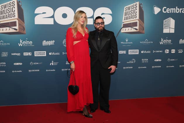 19. Swiss Music Awards 2026 Schweizer Popsänger Baschi mit seiner schwangeren Ehefrau Alana Netzer auf dem roten Teppich. Verleihung der 19. Swiss Music Awards am 19.03.2026 im Hallenstadion Zürich. Kanton Zürich, Schweiz. *** 19 Swiss Music Awards 2026 Swiss pop singer Baschi with his pregnant wife Alana Netzer on the red carpet Presentation of the 19 Swiss Music Awards on 19 03 2026 at Hallenstadion Zurich Canton Zurich, Switzerland