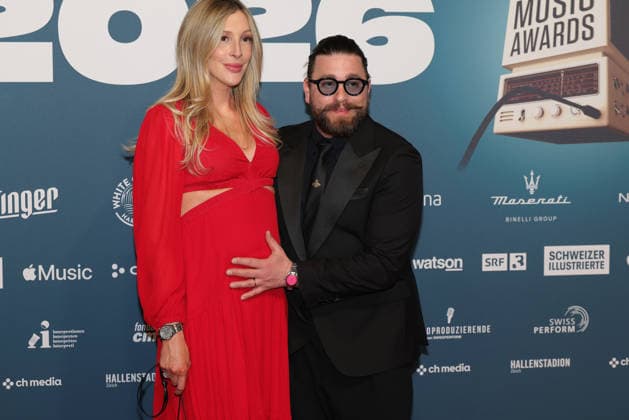 19. Swiss Music Awards 2026 Schweizer Popsänger Baschi mit seiner schwangeren Ehefrau Alana Netzer auf dem roten Teppich. Verleihung der 19. Swiss Music Awards am 19.03.2026 im Hallenstadion Zürich. Kanton Zürich, Schweiz. *** 19 Swiss Music Awards 2026 Swiss pop singer Baschi with his pregnant wife Alana Netzer on the red carpet Presentation of the 19 Swiss Music Awards on 19 03 2026 at Hallenstadion Zurich Canton Zurich, Switzerland