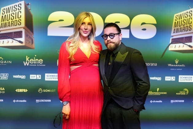 19. Swiss Music Awards 2026 Schweizer Popsänger Baschi mit seiner schwangeren Ehefrau Alana Netzer auf dem roten Teppich. Verleihung der 19. Swiss Music Awards am 19.03.2026 im Hallenstadion Zürich. Kanton Zürich, Schweiz. *** 19 Swiss Music Awards 2026 Swiss pop singer Baschi with his pregnant wife Alana Netzer on the red carpet Presentation of the 19 Swiss Music Awards on 19 03 2026 at Hallenstadion Zurich Canton Zurich, Switzerland