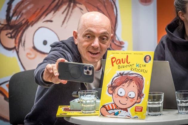 Dritter Tag der Leipziger Buchmesse 2026. Massenandrang, Lange Schlangen und lange wartezeiten bestimmten das Bild. TV Moderator Bernhard Hoecker mit seiner Frau Eva von Mühlenfels stellen ihr neues Kinderbuch vor. Leipziger Buchmesse 2026 Tag 3