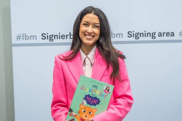 Entertainment Bilder des Tages Dritter Tag der Leipziger Buchmesse 2026. Massenandrang, Lange Schlangen und lange wartezeiten bestimmten das Bild. TV Moderatorin und Model Rebecca Mir (ex-Germanys Next Topmodel) Leipziger Buchmesse 2026 Tag 3