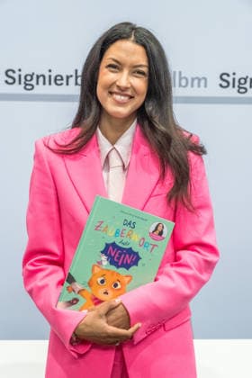 Dritter Tag der Leipziger Buchmesse 2026. Massenandrang, Lange Schlangen und lange wartezeiten bestimmten das Bild. TV Moderatorin und Model Rebecca Mir (ex-Germanys Next Topmodel) Leipziger Buchmesse 2026 Tag 3