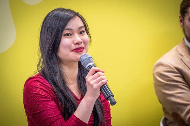 Dritter Tag der Leipziger Buchmesse 2026. Massenandrang, Lange Schlangen und lange wartezeiten bestimmten das Bild. Moderatorin und Autorin Nhi Le. Leipziger Buchmesse 2026 Tag 3