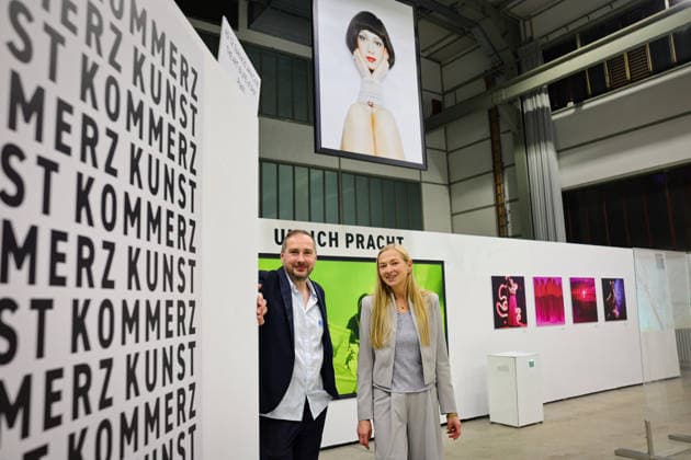 C.A.R. Contemporary Art Ruhr Photo Media Art Fair - Miriam Pracht zeigt erstmals die Arbeiten ihres im Herbst 2024 verstorbenen Vaters Ulrich Pracht - Kunst und Modefotograf - ein Multitalent, immer der Zeit voraus - hier im Bild mit dem Kurator der Ausstellung, Foto-Künstler Adrian Bedoy Essen Ruhr Zeche Zollverein NRW Deutschland