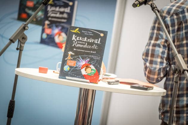 Dritter Tag der Leipziger Buchmesse 2026. Massenandrang, Lange Schlangen und lange wartezeiten bestimmten das Bild. der Astrophysiker Heino Falcke und seine Frau Dagmar bei der Vorstellung ihres Kinderbuches. Leipziger Buchmesse 2026 Tag 3