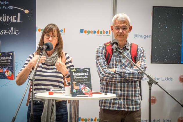 Dritter Tag der Leipziger Buchmesse 2026. Massenandrang, Lange Schlangen und lange wartezeiten bestimmten das Bild. der Astrophysiker Heino Falcke und seine Frau Dagmar bei der Vorstellung ihres Kinderbuches. Leipziger Buchmesse 2026 Tag 3