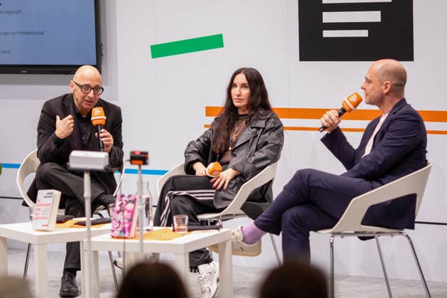 Leipzig - Lesebegeisterung in Leipzig: Buchmesse lockt tausende Besucher auf das Messegelände 21.03.2026¨Leipzig, Messe-Allee (Leipziger Messe)¨Fotografin: EHL Media Julia Tuncel Im Foto: Gespräch zum Thema Antisemitismus - Gift ohne Gegengift , Schriftstellerin Mirna Funk und Soziologe Armin Nassehi im Gespräch mit Korbinian Frenzel Am Samstagnachmittag zeigte sich die Leipziger Buchmesse auf dem Gelände der Leipziger Messe erneut als großer Publikumsmagnet. Am frühen Nachmittag herrschte ein deutlich erhöhtes Besucheraufkommen, zahlreiche Menschen strömten in die Hallen und durch die einzelnen Gänge. Im Verlauf des Tages nutzten tausende Literaturinteressierte die Gelegenheit, sich über Neuerscheinungen zu informieren, Le Copyright: xEHLxMedia JuliaxTuncelx 20260321_buchmesse-leipzig-jt_14