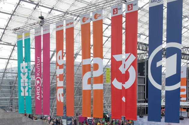Leipzig - Lesebegeisterung in Leipzig: Buchmesse lockt tausende Besucher auf das Messegelände 21.03.2026¨Leipzig, Messe-Allee (Leipziger Messe)¨Fotografin: EHL Media Julia Tuncel Im Foto: Impression Glashalle zur Leipziger Buchmesse Am Samstagnachmittag zeigte sich die Leipziger Buchmesse auf dem Gelände der Leipziger Messe erneut als großer Publikumsmagnet. Am frühen Nachmittag herrschte ein deutlich erhöhtes Besucheraufkommen, zahlreiche Menschen strömten in die Hallen und durch die einzelnen Gänge. Im Verlauf des Tages nutzten tausende Literaturinteressierte die Gelegenheit, sich über Neuerscheinungen zu informieren, Lesungen zu besuchen und mit Autoren ins Gespräch zu kommen. Besonders stark frequentiert waren erneut die Copyright: xEHLxMedia JuliaxTuncelx 20260321_buchmesse-leipzig-jt_16