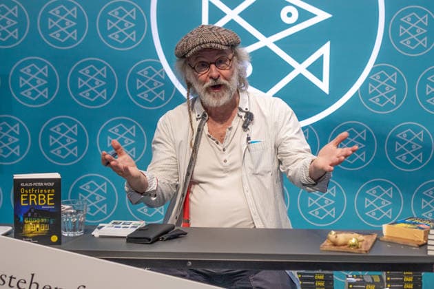 Leipzig - Lesebegeisterung in Leipzig: Buchmesse lockt tausende Besucher auf das Messegelände 21.03.2026¨Leipzig, Messe-Allee (Leipziger Messe)¨Fotografin: EHL Media Julia Tuncel Im Foto: Autor Klaus-Peter Wolf zur Signierstunde seines Buches Ostrfriesen Erbe Am Samstagnachmittag zeigte sich die Leipziger Buchmesse auf dem Gelände der Leipziger Messe erneut als großer Publikumsmagnet. Am frühen Nachmittag herrschte ein deutlich erhöhtes Besucheraufkommen, zahlreiche Menschen strömten in die Hallen und durch die einzelnen Gänge. Im Verlauf des Tages nutzten tausende Literaturinteressierte die Gelegenheit, sich über Neuerscheinungen zu informieren, Lesungen zu besuchen und mit Autoren ins Gespräch zu kommen. Besonders stark f Copyright: xEHLxMedia JuliaxTuncelx 20260321_buchmesse-leipzig-jt_23