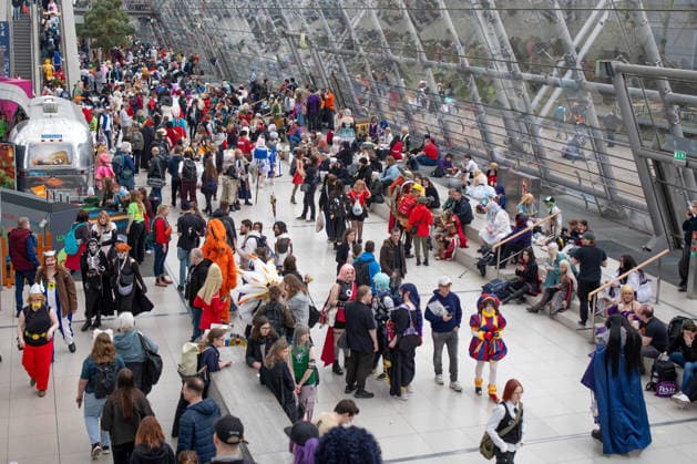 Leipzig - Lesebegeisterung in Leipzig: Buchmesse lockt tausende Besucher auf das Messegelände 21.03.2026¨Leipzig, Messe-Allee (Leipziger Messe)¨Fotografin: EHL Media Julia Tuncel Im Foto: Impression Glashalle zur Leipziger Buchmesse Am Samstagnachmittag zeigte sich die Leipziger Buchmesse auf dem Gelände der Leipziger Messe erneut als großer Publikumsmagnet. Am frühen Nachmittag herrschte ein deutlich erhöhtes Besucheraufkommen, zahlreiche Menschen strömten in die Hallen und durch die einzelnen Gänge. Im Verlauf des Tages nutzten tausende Literaturinteressierte die Gelegenheit, sich über Neuerscheinungen zu informieren, Lesungen zu besuchen und mit Autoren ins Gespräch zu kommen. Besonders stark frequentiert waren erneut die Copyright: xEHLxMedia JuliaxTuncelx 20260321_buchmesse-leipzig-jt_27