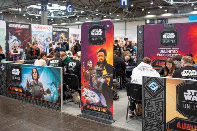 Leipzig - Lesebegeisterung in Leipzig: Buchmesse lockt tausende Besucher auf das Messegelände 21.03.2026¨Leipzig, Messe-Allee (Leipziger Messe)¨Fotografin: EHL Media Julia Tuncel Im Foto: Star Wars Unlimited Card Game Am Samstagnachmittag zeigte sich die Leipziger Buchmesse auf dem Gelände der Leipziger Messe erneut als großer Publikumsmagnet. Am frühen Nachmittag herrschte ein deutlich erhöhtes Besucheraufkommen, zahlreiche Menschen strömten in die Hallen und durch die einzelnen Gänge. Im Verlauf des Tages nutzten tausende Literaturinteressierte die Gelegenheit, sich über Neuerscheinungen zu informieren, Lesungen zu besuchen und mit Autoren ins Gespräch zu kommen. Besonders stark frequentiert waren erneut die Bereiche rund u Copyright: xEHLxMedia JuliaxTuncelx 20260321_buchmesse-leipzig-jt_4
