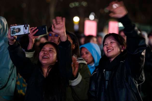 March 21, 2026, Seoul, South Korea: People wave goodbye to the K-pop boy band BTS after they finished performing for the first time in four years as they return from a hiatus due to its membersÃ¢â‚¬â ¢ compulsory military service, in a free concert held on Saturday, March 21, 2026 to promote their new album ARIRANG in Gwanghwamun Square in Seoul, South Korea Seoul South Korea - ZUMAh163 20260321_znp_h163_025 Copyright: xJintakxHanx