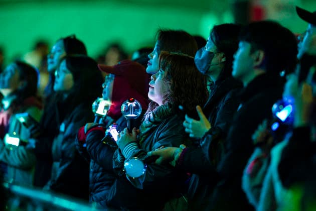 March 21, 2026, Seoul, South Korea: People hold K-pop light sticks as they watch the boy band BTS perform for the first time in four years as they return from a hiatus due to its membersÃ¢â‚¬â ¢ compulsory military service, in a free concert held on Saturday, March 21, 2026 to promote their new album ARIRANG in Gwanghwamun Square in Seoul, South Korea Seoul South Korea  - ZUMAh163 20260321_znp_h163_026 Copyright: xJintakxHanx