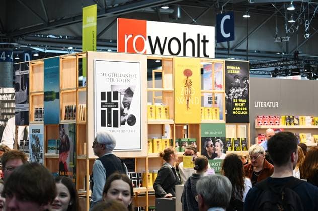 Leipziger Buchmesse, Book Fair Leipzig, Sachsen - vom 19.03. bis 22.03.2026. Messestand vom Rowohlt Verlag