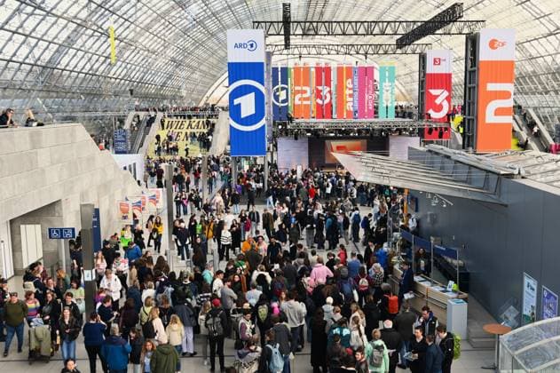 Leipziger Buchmesse, Book Fair Leipzig, Sachsen - vom 19.03. bis 22.03.2026. Glashalle mit Showbühne von ARD, ZDF und 3sat