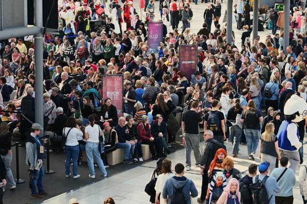 Leipziger Buchmesse, Book Fair Leipzig, Sachsen - vom 19.03. bis 22.03.2026. Andrang von Menschen bei der Bühne von ARD, ZDF und 3sat in der Glashalle
