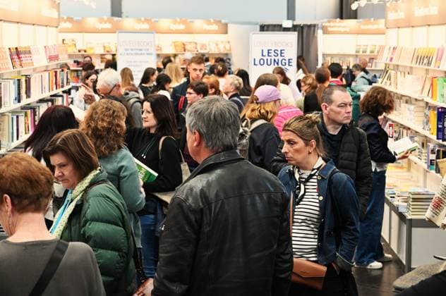 Leipziger Buchmesse, Book Fair Leipzig, Sachsen - vom 19.03. bis 22.03.2026. Dichtes Gedränge in der Leselounge