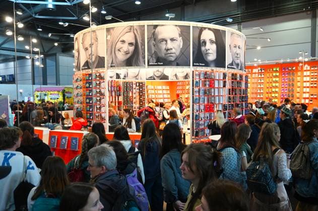 Leipziger Buchmesse, Book Fair Leipzig, Sachsen - vom 19.03. bis 22.03.2026. Messestand vom Droemer Knaur Verlag. Die Verlagsgruppe Droemer Knaur mit Sitz in München zählt zu den führenden deutschen Publikumsverlagen und gehört zur Holtzbrinck Publishing Group. Sie veröffentlicht jährlich rund 800 Neuerscheinungen in den Bereichen Belletristik und Sachbuch