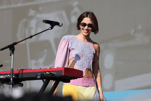 The band Foto em Grupo will perform at Lollapalooza Brazil 2026 in Sao Paulo. Sao Paulo (SP), March 21, 2026 Lollapalooza Brazil Show Jadsa Ana Caetano from the duo Anavitoria during her participation in the band s show. Group photo during the second day of the Lollapalooza Brazil festival, held at the Interlagos racetrack, in the southern zone of the Sao Paulo capital. The event brings together national and international artists in three days of shows and musical attractions. (Foto: Leco Viana Thenews2 imago images) The band Foto em Grupo will perform at Lollapalooza Brazil 2026 in Sao Paulo.  Copyright: xLecoxVianax