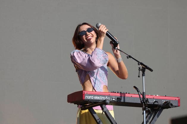 The band Foto em Grupo will perform at Lollapalooza Brazil 2026 in Sao Paulo. Sao Paulo (SP), March 21, 2026 Lollapalooza Brazil Show Jadsa Ana Caetano from the duo Anavitoria during her participation in the band s show. Group photo during the second day of the Lollapalooza Brazil festival, held at the Interlagos racetrack, in the southern zone of the Sao Paulo capital. The event brings together national and international artists in three days of shows and musical attractions. (Foto: Leco Viana Thenews2 imago images) The band Foto em Grupo will perform at Lollapalooza Brazil 2026 in Sao Paulo.  Copyright: xLecoxVianax