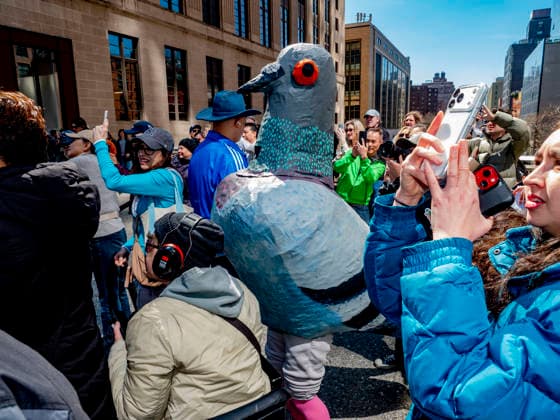 News Bilder des Tages March 21, 2026, New York, New York, USA: After 18 months on the HIghline Dinosaur the huge pigeon.sculpture by Ivan Argote has a send off party for visitors wishing to.say farewell to the popular piece of art. Bird costumes, music, art, merch.and throngs of New Yorkers and tourists celebrated .the April departure of the beloved bird. New York USA  - ZUMAh156 20260321_znp_h156_001 Copyright: xMiloxHessx
