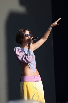 The band Foto em Grupo will perform at Lollapalooza Brazil 2026 in Sao Paulo. Sao Paulo (SP), March 21, 2026 Lollapalooza Brazil Show Jadsa Ana Caetano from the duo Anavitoria during her participation in the band s show. Group photo during the second day of the Lollapalooza Brazil festival, held at the Interlagos racetrack, in the southern zone of the Sao Paulo capital. The event brings together national and international artists in three days of shows and musical attractions. (Foto: Leco Viana Thenews2 imago images) The band Foto em Grupo will perform at Lollapalooza Brazil 2026 in Sao Paulo.  Copyright: xLecoxVianax