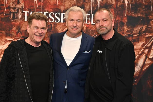 Peter Plate, Klaus Wowereit und Ulf-Leo Sommer bei der - Wir sind am Leben- Musical Premiere im Theater des Westens am 21.03.2026 in Berlin Wir Sind Am Leben Musical Premiere in Berlin