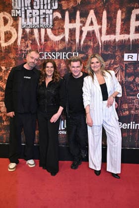 Ulf-Leo Sommer, Katarina Witt, Peter Plate und Kim Fisher bei der -Wir sind am Leben- Musical Premiere im Theater des Westens am 21.03.2026 in Berlin Wir Sind Am Leben Musical Premiere in Berlin