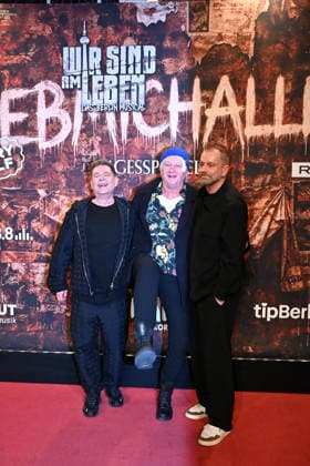 Peter Plate, Detlev Buck und Ulf-Leo Sommer bei der - Wir sind am Leben- Musical Premiere im Theater des Westens am 21.03.2026 in Berlin Wir Sind Am Leben Musical Premiere in Berlin
