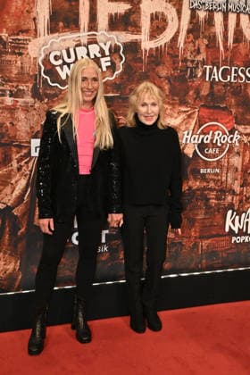 Anja Caspary und Annette Humpe bei der -Wir sind am Leben- Musical Premiere im Theater des Westens am 21.03.2026 in Berlin Wir Sind Am Leben Musical Premiere in Berlin