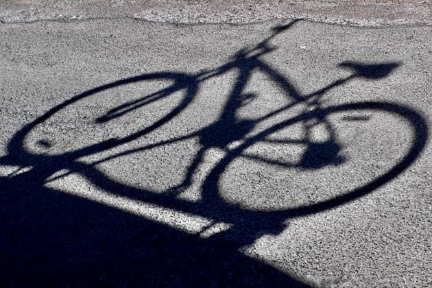 Seasonal weather A shade of a bicycle on the road in the midday sun., Credit:Geoffrey Swaine Avalon UK, Berkshire, Reading  Copyright: xGeoffreyxSwainex xAvalonx 1085026951