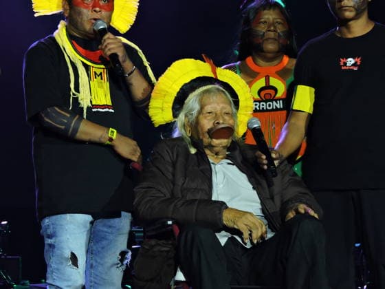 RECORD DATE NOT STATED lewis capaldi no lollapalooza Sao Paulo (SP), 03 21 2026 - Culture Shows Festival - One of the most influential voices in the world in the defense of indigenous peoples, Chief Raoni Metuktire, leader of the Kayapo people, during his participation in the show of rock singer Lewis Capaldi on the Budweiser stage on the second day of shows at Lollapalooza 2026 at the Interlagos racetrack, south of Sao Paulo, this Saturday, March 26, 2026. (Foto: Leandro Chemalle Thenews2 imago images) lewis capaldi no lollapalooza  Copyright: xLeandroxChemallex