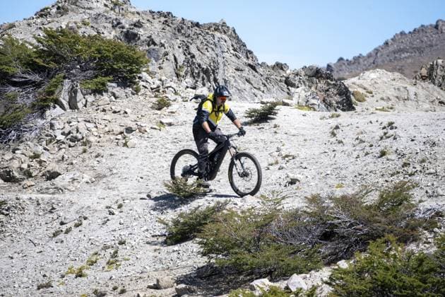 E-bike mountainbiker unterwegs auf dem felsigen trail zum Cerro Goye in sensiblem hochalpinem terrain, Bariloche, Patagonien, Argentinien E-bike mountain bikers on the rocky trail to Cerro Goye in sensitive high-alpine terrain, Bariloche, Patagonia, Argentina Copyright: imageBROKER ChristianxPeters ibxcnp17118029.jpg