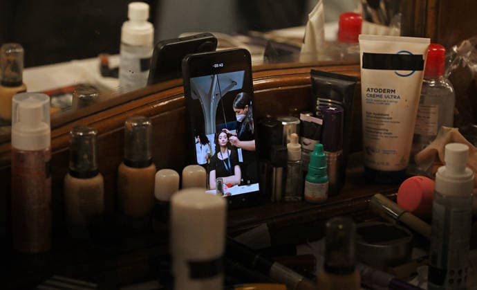 March 21, 2026, Mumbai, Maharashtra, India: A mobile phone is seen recording model getting ready inside the makeup room at the Lakme Fashion Week (LFW) in Mumbai. Mumbai India - ZUMAs197 20260321_aaa_s197_099 Copyright: xAshishxVaishnavx